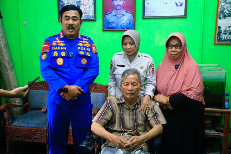 Kado Alumni Akpol 91 Bhara Daksa dalam Rangka 33 Tahun Pengabdian ke Pengasuh Saat Taruna