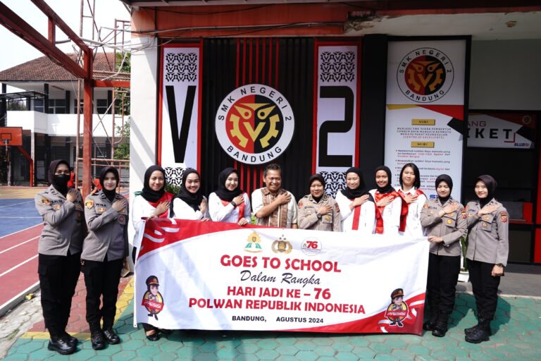 HUT Polwan Ke-76, Polwan Polda Jabar Laksanakan Giat Go To School di SMKN 2 Kota Bandung,