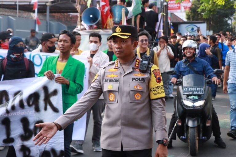 Polresta Banyumas Gunakan Water Canon Untuk Redam Aksi Unjuk Rasa Anarkis