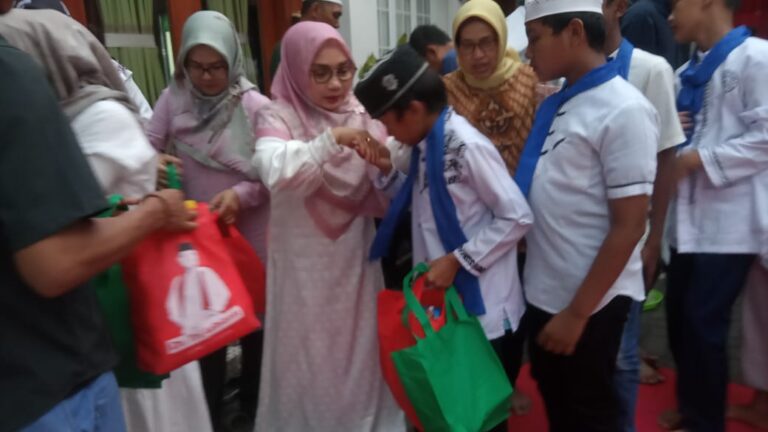 Tri Adhianto Calon Walikota Bekasi Berbagi Kebahagian Kepada Anak Yatim.