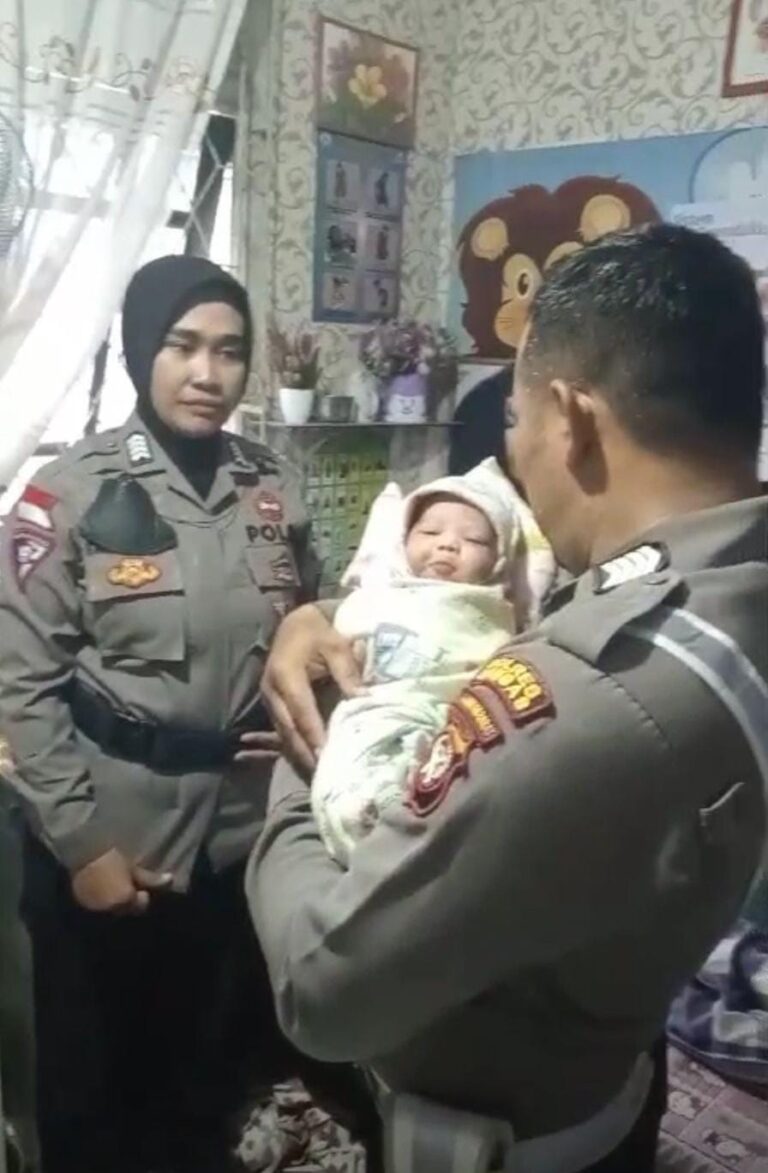 Bayi Lahir Didalam Mobil Patroli Lantas Polres Sambas.