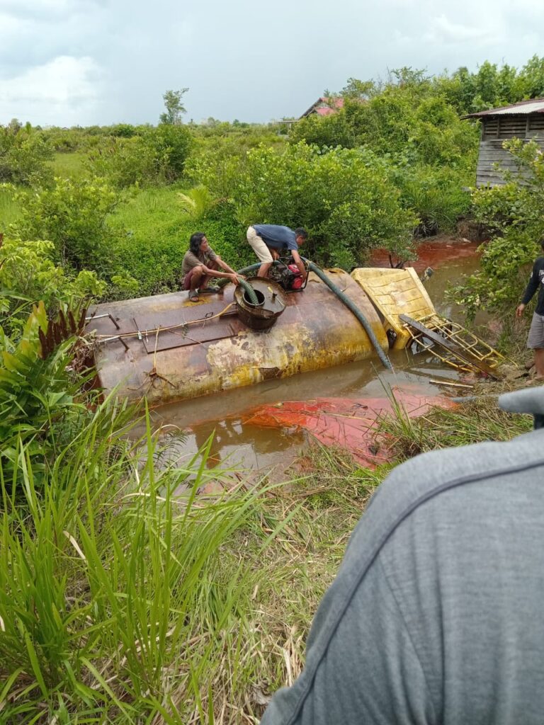 Transportir CV .Abadi Loc Jaya Ketapang ,Lalai Melakukan Penanganan Terhadap CPO Yang Mengalir Di Sungai