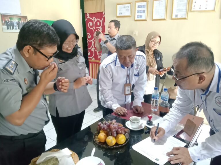 Kunjungan _On The Spot_ Tim Monev Kanwil Kemenkumham Jabar ke Kantor LBH HIR Cibinong