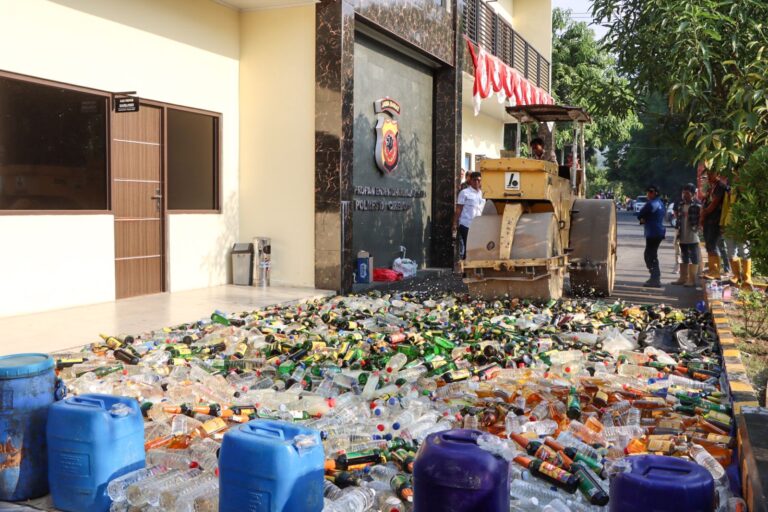 Polresta Cirebon Musnahkan Ribuan Miras Berbagai Merek Hasil KRYD dan Operasi Pekat