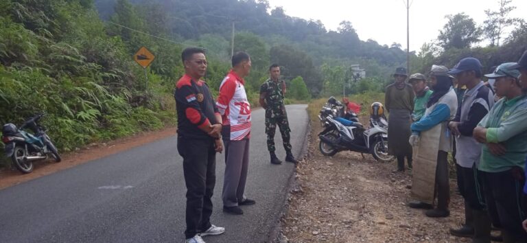 Camat Singkep Bersama Kades Batu kacang Giat Goro Bersih-Bersih Jalan Raya Umum Menuju Singkep Barat