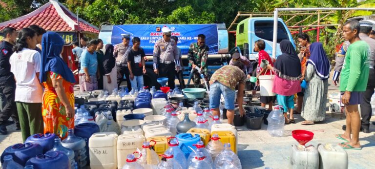 Satlantas Polres Kuningan Bantu Warga Desa Pakembangan dengan 8.000 Liter Air Bersih di Tengah Kekeringan