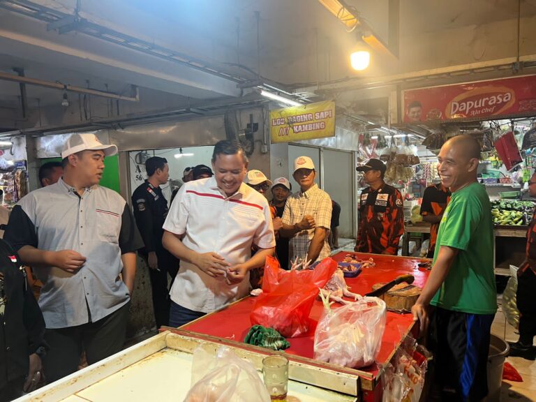 Belanja Daging ke Pasar Bantargebang, Tri Adhianto Dicurhati Pedagang