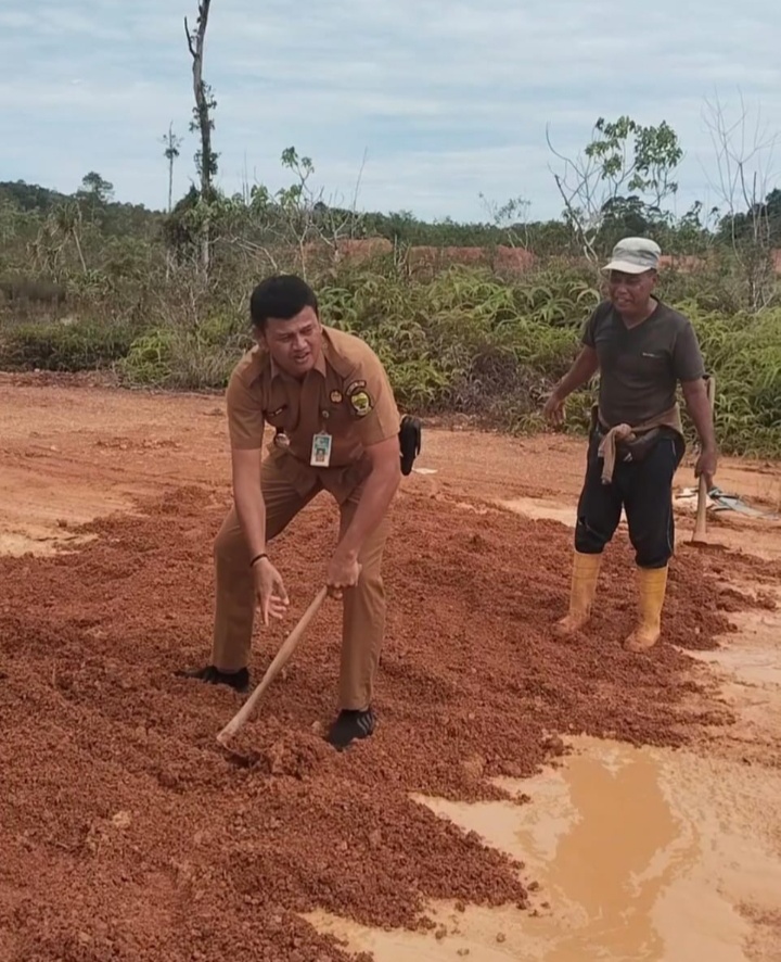 Camat Singkep Selatan Bersama Kades Marok kecil dan Warga Remik Giat Goro Menutup Jalan Yang Berlobang