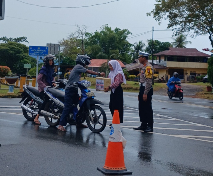 Satlantas Polres Lingga Sosialisasi Edukasi Pengunaan Helm Kepada Masyarakat Pengguna Jalan Saat Sengendarai Sepeda Montor,