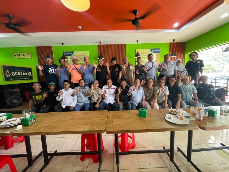 Calon Walikota Bekasi Tri Adhianto Makan Ayam Penyet di Rumah Makan Surabaya