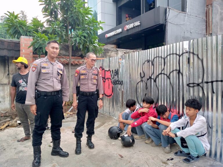Respon Cepat Polsek Pancoran Mas Depok Bubarkan Tawuran Pelajar di Jl Sawangan Depok