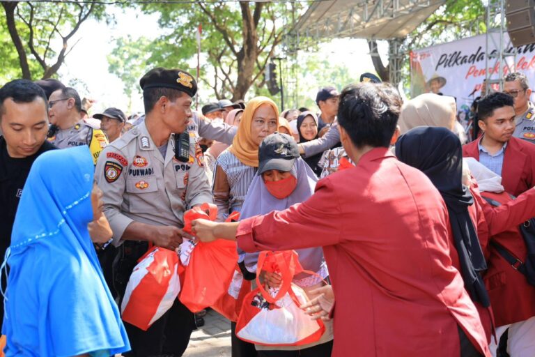 Stadion Sultan Agung Di padati Warga Bantul Menghadiri Bakti Sosial, Bakti Kesehatan dan Nada Yang Diadakan Oleh Polda DIY