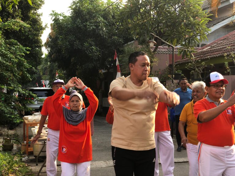 Bahagia dan Kompak, Keseruan Tri Adhianto Olahraga Bareng Komunitas Senam Sehat Cerita