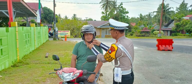 Jumat Berkah, Kasat Lantas polres Lingga Sosialisasi dan Edukasi penggunaan Helm Untuk Keselamatan.
