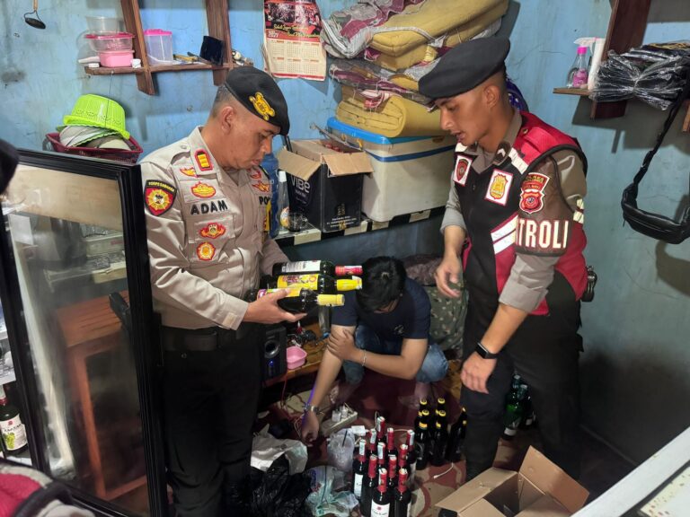 Satgas Preventif Sat Samapta Polres Majalengka Berhasil Amankan 117 Botol Miras di Kecamatan Cikijing