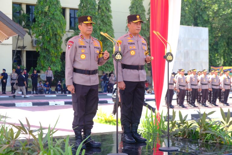 Tradisi Penyambutan Kapolda Sulsel Irjen Pol. Dr (c) Yudhiawan S.H., S.I.K., M.H., M.Si. di Mako Polda Sulsel