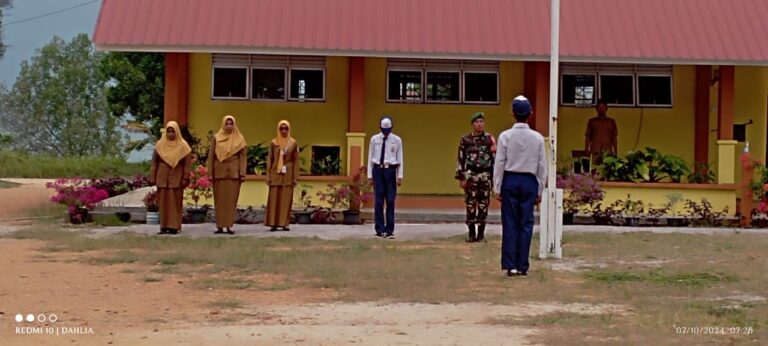 Babinsa Resang Serda Junaidi, menghadiri Giat Upacara Bendera Di SMPN, 2, Singkep Selatan Bertindak Sebagai Pembina Upacara