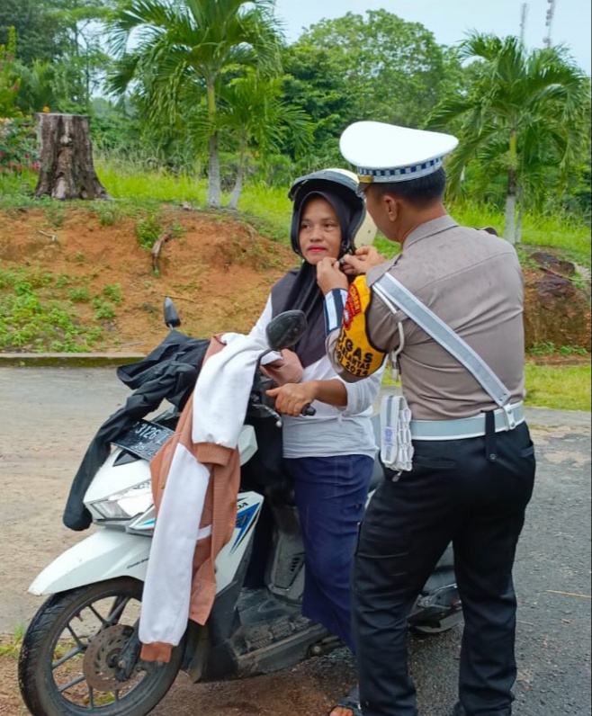 Kasat Lantas polres Lingga, Kembali Sosialisasi dan Endkasi Pengaturan Jalan Lalulintas Di depan SMPN 1 Singkep