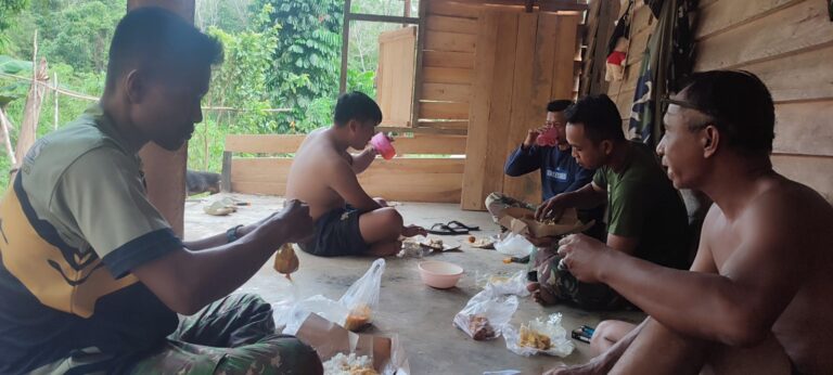 Kebersamaan Satgas TMMD Imbangan ke-122 Kodim 1209/Bky Makan Siang Bersama Masyarakat