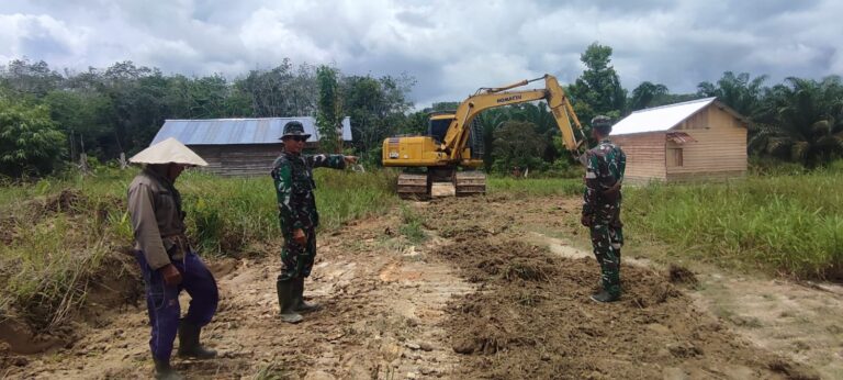 Buka Jalan Penghubung, Satgas TMMD Imbangan Ke 122 TA 2024 Kodim 1209/Bky Terjunkan Alat Berat