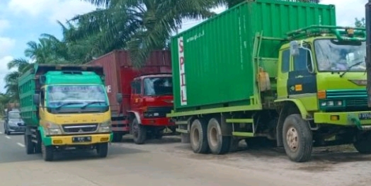 Pengendara Umum Keluhkan Mobil Kontainer Parkir Di bahu Jalan Seputar SPBU Bundaran KB Diduga Kuat Dishub Tutup Mata