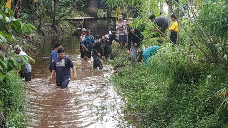 Cegah Banjir, Babinsa Bersama Masyarakat Kelurahan Sungai Rasau Kerja Bakti Pembersihan Sungai
