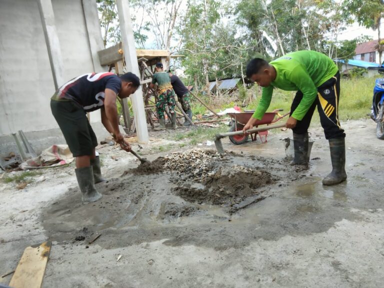 Satgas TMMD ke-122 Imbangan Kodim 1209/Bky Turunkan Semen Untuk Pengecoran Tiang Bak Penampungan Air Bersih