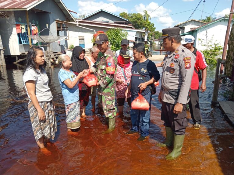 Babinsa Koramil 20/Jangkang Dampingi Penyaluran Bansos Untuk Warga Korban Bencana Banjir.