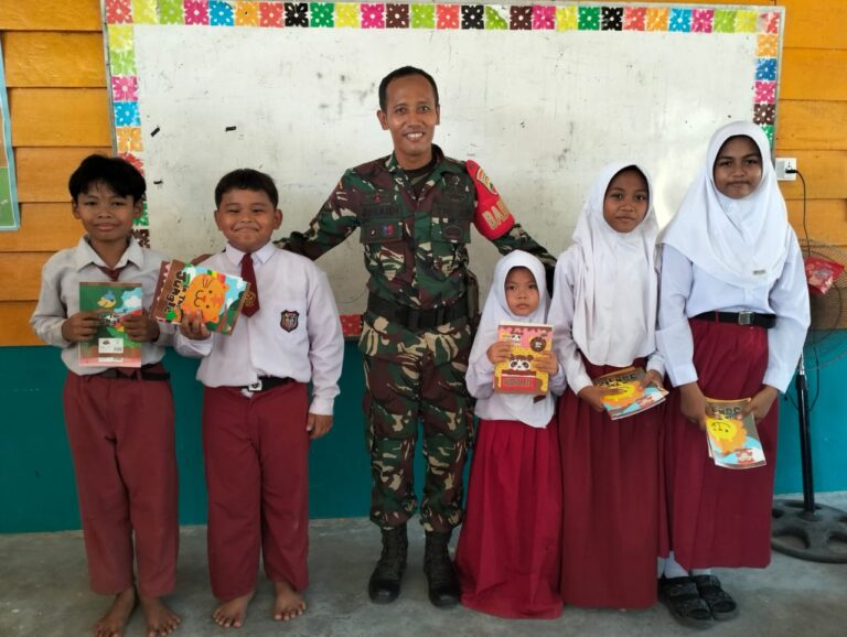 Babinsa marok kecil Serda Junaidi Melaksanakan mengajar Tentang Wawasan Kebangsaan kepada Siswa-Siswi SDN 04,