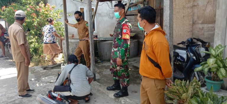 Cegah Penyakit DBD, Babinsa Kuala Dampingi UPT. Puskesmas Singkawang Barat I Laksanakan Fongging