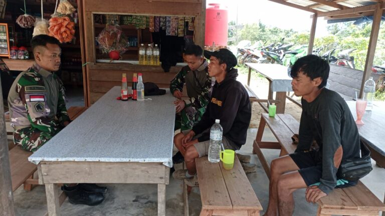 Tingkatkan Silaturahmi dan Pererat Hubungan, Satgas Pamtas RI-Mly Yonzipur 5/ABW Anjangsana Ke Rumah Warga Binaannya