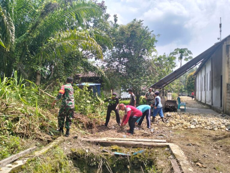 Peduli Kebersihan Rumah Ibadah, Danramil 1209-06/Ledo Karya Bakti Bersama Warga Binaan