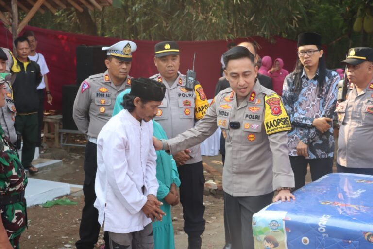 Eye Sutarya Warga Desa Karamat Terharu Terima Bantuan Rumah Layak Huni Diserahkan Kapolres Majalengka