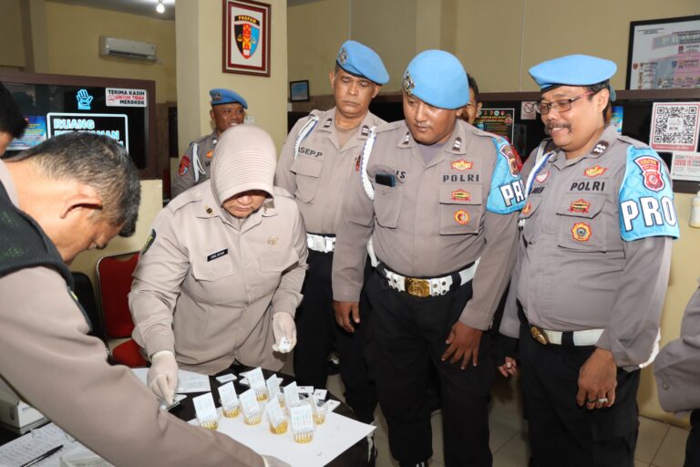 Kapolres Cirebon Kota Pantau Langsung Pelaksanaan Tes Urine Personel Si Propam