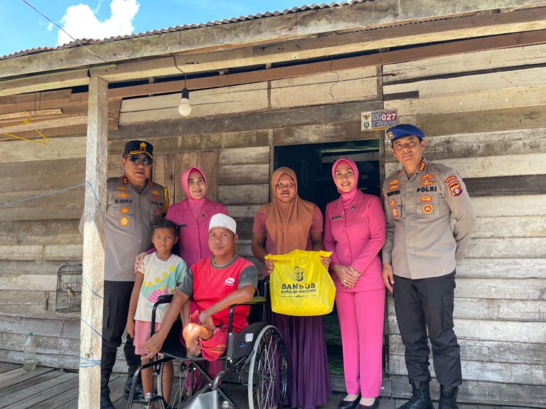 Senyum Abdul Rahman, Saat Terima Bantuan Kursi Roda dari Kapolda Kalteng