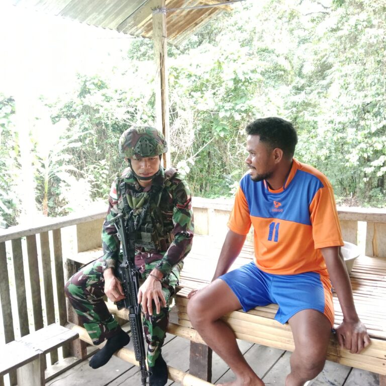 Satgas Yonif 642/Kps Anjangsana ke Rumah Bapak Maros