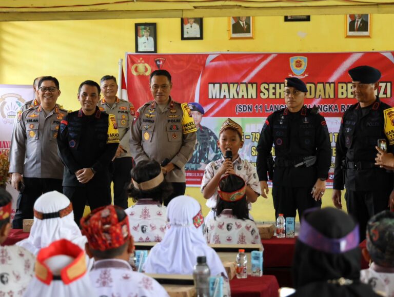 Brimob Bagikan 1.200 Paket Makanan Bergizi untuk Siswa SD, Wakapolda Kalteng: Gizi Itu Penting Bagi Kesehatan