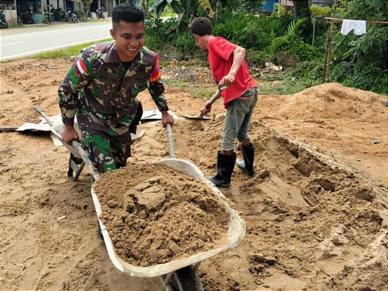 Kebersamaan Babinsa Kodim 1209-07/Jgb, Laksanakan Gotong Royong Bangun Rumah Warga Binaan.