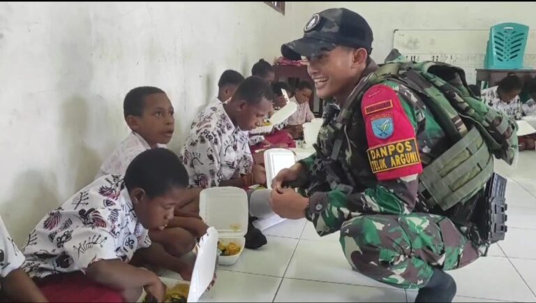 Dukung Program Pemerintah Makan Gizi Gratis, Pos Teluk Arguni Bagikan Makanan Kepada Murid SDN Inpres Bofuwer
