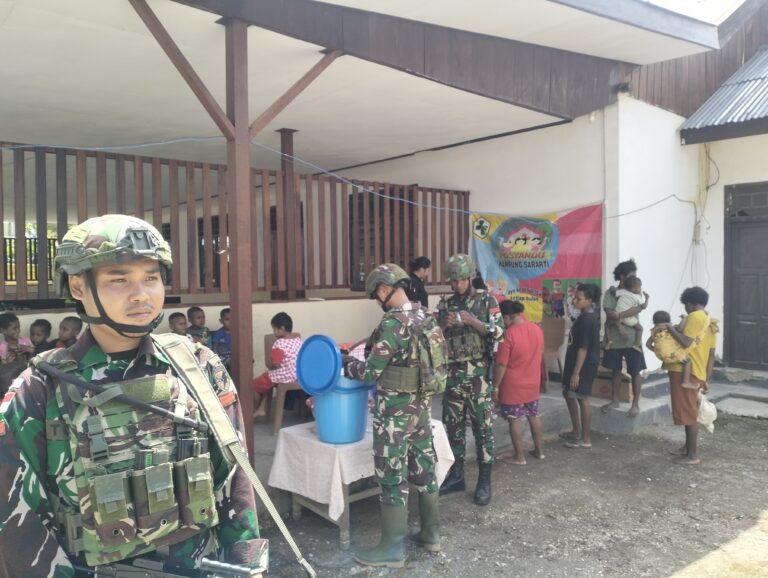 Satgas Yonif 642/Kps Bagikan Bubur Kacang ijo dan Bankes di Desa Sararti