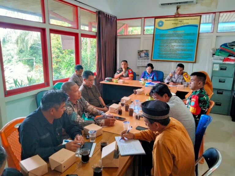 Sukseskan Pilkada Serentak Babinsa Balai Gemuruh Hadiri Rakor Bersama Forkopimcam Subah