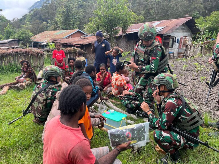 Satgas Yonif 641/Bru Bagi Baju Baru, Senyum Ceria Hiasi Warga di Distrik Kurima