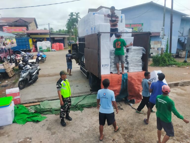 Babinsa Koramil Teluk Pakedai Kawal Pendistribusian Logistik Pilkada 2024