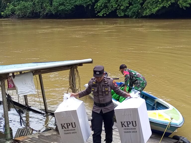 Lalui Jalur Sungai, Babinsa Koramil Bonti Kawal Pendistribusian Logistik Pemilu tahun 2024.