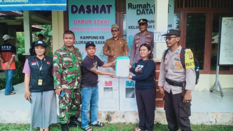 Babinsa Kodim 1202/Singkawang Kawal Distribusi Logistik Pilkada Serentak 2024.