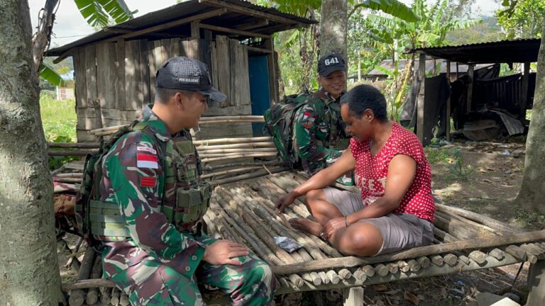 Warga Papua Distrik Bolakme Menerima Pakaian Baru dari Satgas 641/Bru Sebagai Tanda Kepedulian Dan Cinta Kasih
