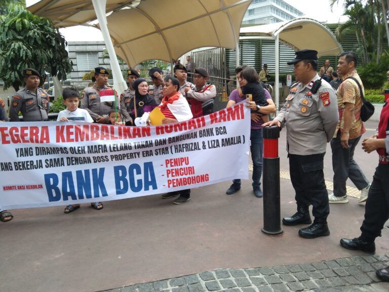 Puluhan Debitur Geruduk BCA Tuntut Kembalikan Rumah Mereka