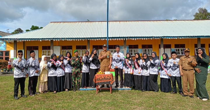Camat Singkep Selatan menjadi Pembina Upacara HUT PGRI Ke 79 dan Hari Guru Tahun 2024,di SDN 01,Resang.