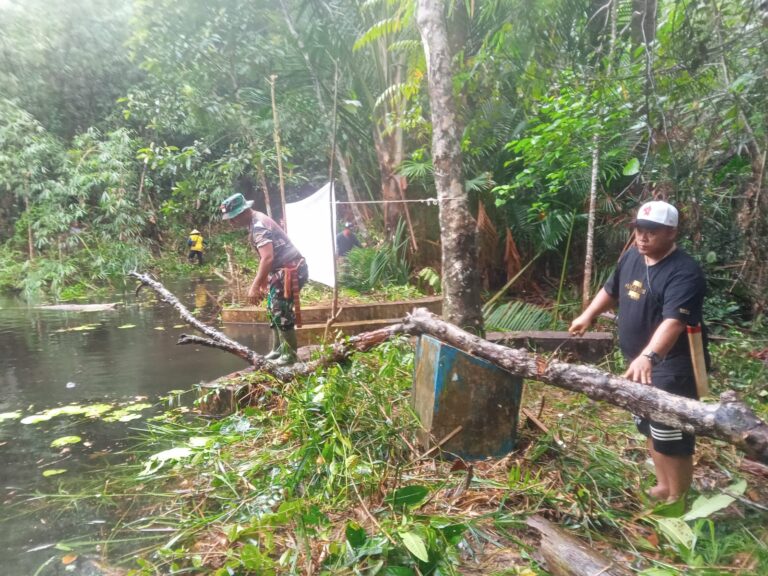 Kodim 1209-06/Ledo Karya Bakti TNI Bersama Warga Bersihkan Sungai Desa Magmagan