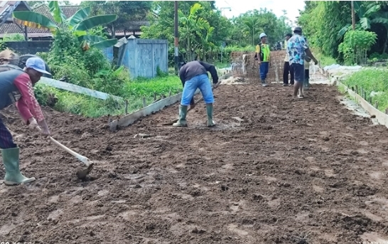 Proyek Peningkatan Jalan Kembali 5 Diduga Tidak Sesuai Spesifikasi Pekerjaan Dikomplin Warga.